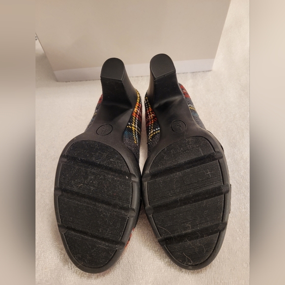 Anne Klein Sport Women's Grey Multi Color Plaid Pump - Picture 5 of 5